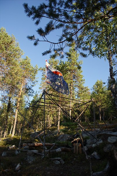 флаг над баней, стоянка озеро Лежево